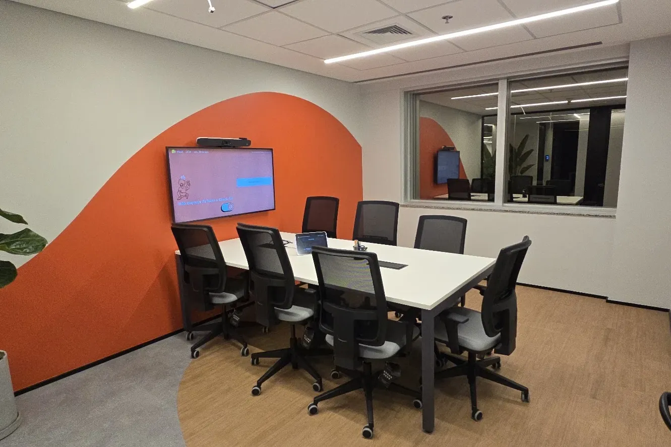 Sala de reunião pequena implantada pela AVexperts